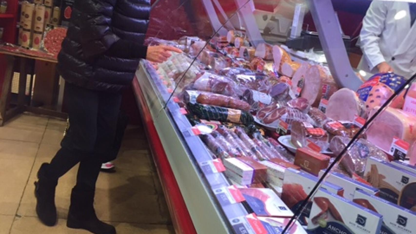 La baronesa Thyssen comprando embutido esta mañana