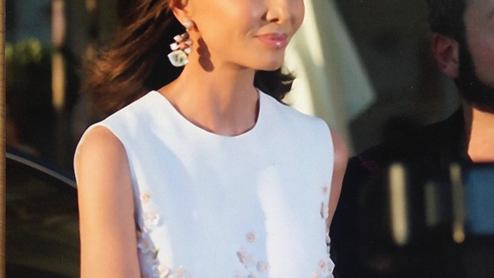 Isabel Preysler con pendientes y anillo de Coolook