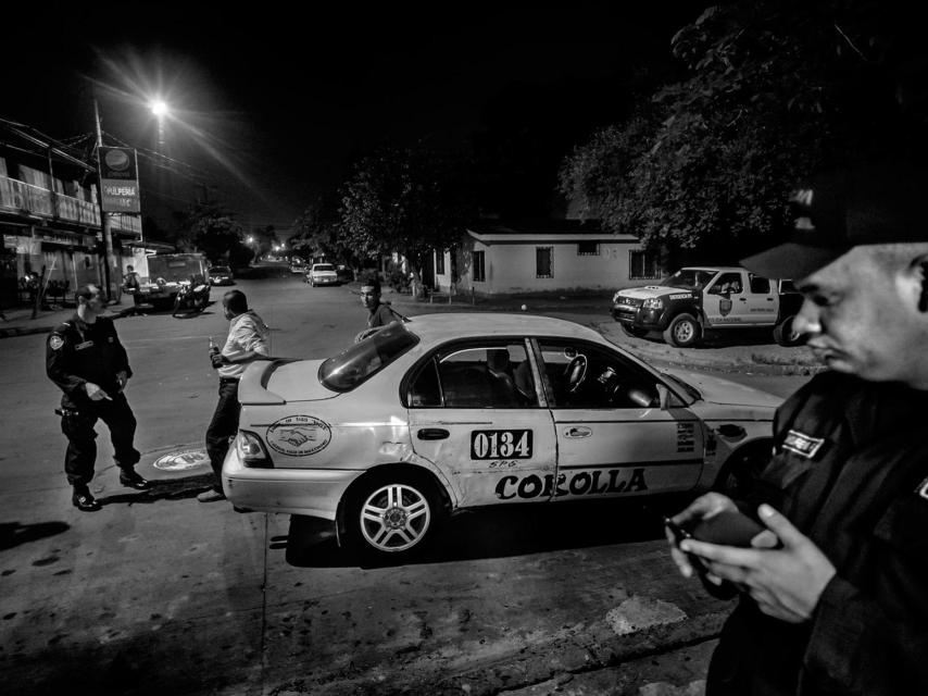 Policía patrullando en la Colonia Cabañas.