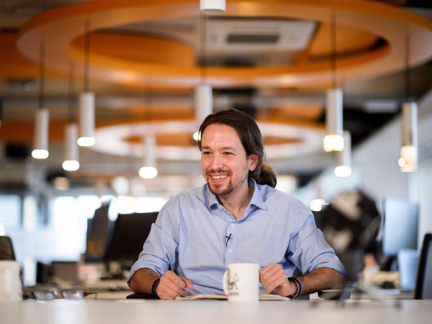 Una de las mesas altas de EL ESPAÑOL se convirtió en plató de televisión.