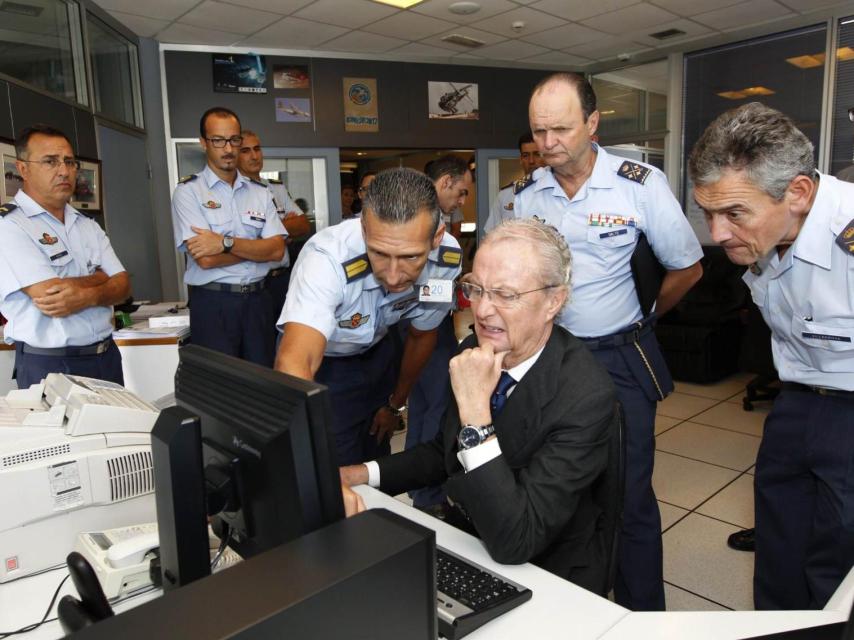 Pedro Morenés supervisa las labores de rescate desde la base de Gando.
