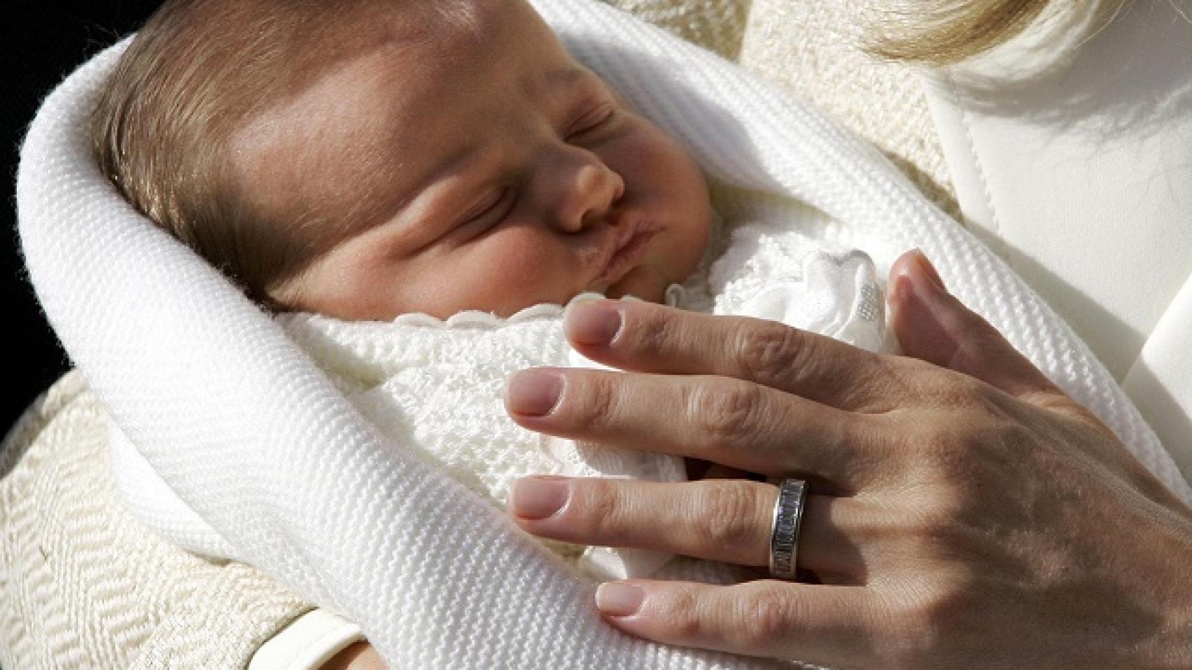 La Infanta Leonor en los brazos de Doña Letizia que luce el anillo de pedida