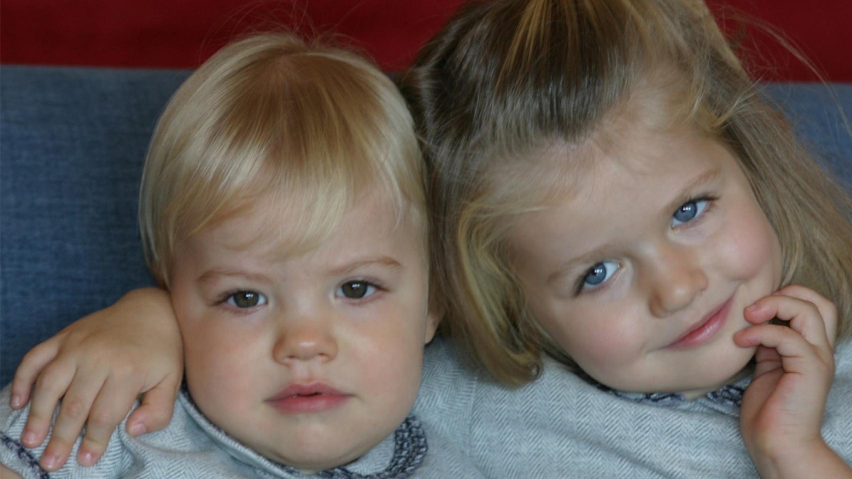 Leonor abraza cariñosa a su hermana Sofía en su primer posado juntas