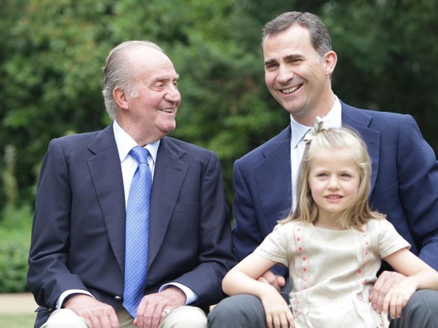 Las tres generaciones de Borbones posan en los Jardines de Zarzuela
