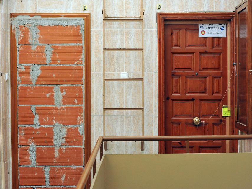 Una puerta tapiada para evitar asaltos.