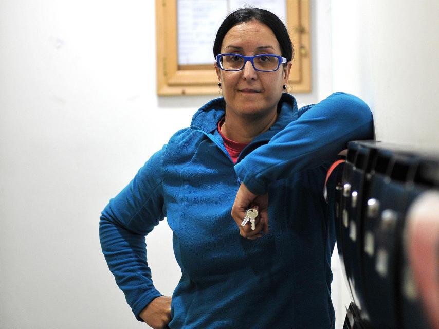 Sandra Rodríguez en el edificio donde vive.