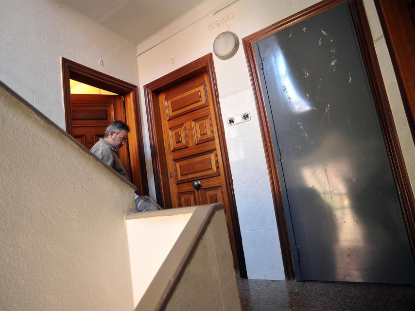 Una puerta de acero en una de las viviendas.