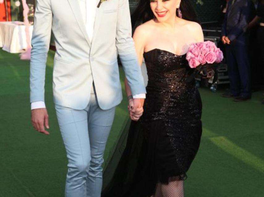 Alaska el día de su boda con traje gótico