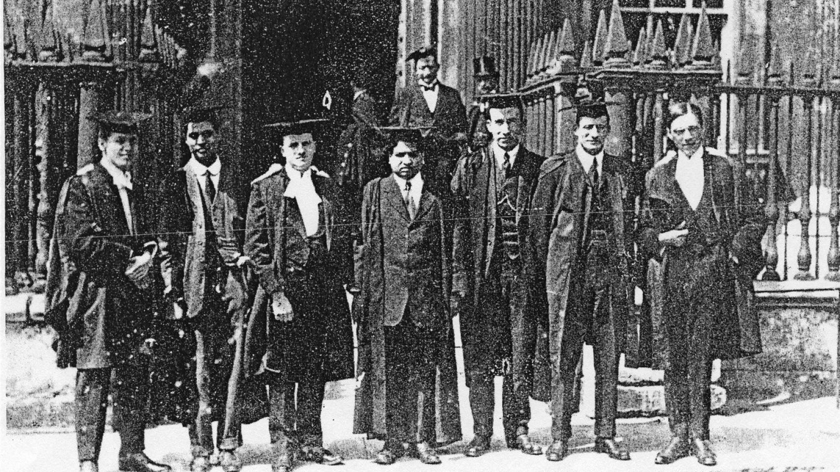 Ramanujan (centro) en el Trinity College de Cambridge.