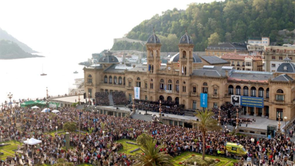 Image: Se enciende el faro de San Sebastián 2016