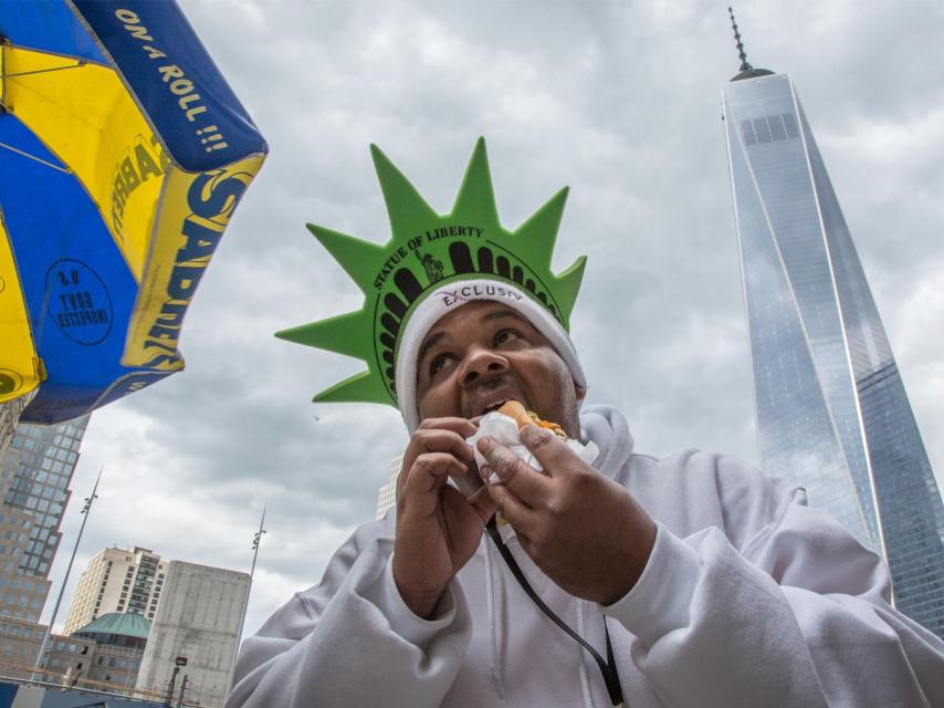 José Hernández saborea un perrito.