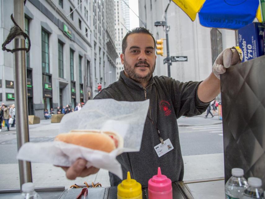 Ahmed ofrece un perrito.