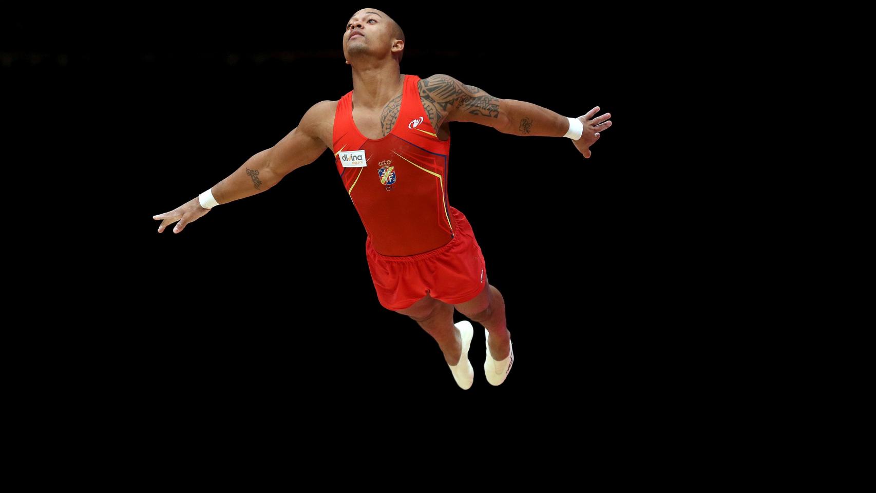 Rayderley Zapata durante el ejercicio que le dio el bronce en suelo.