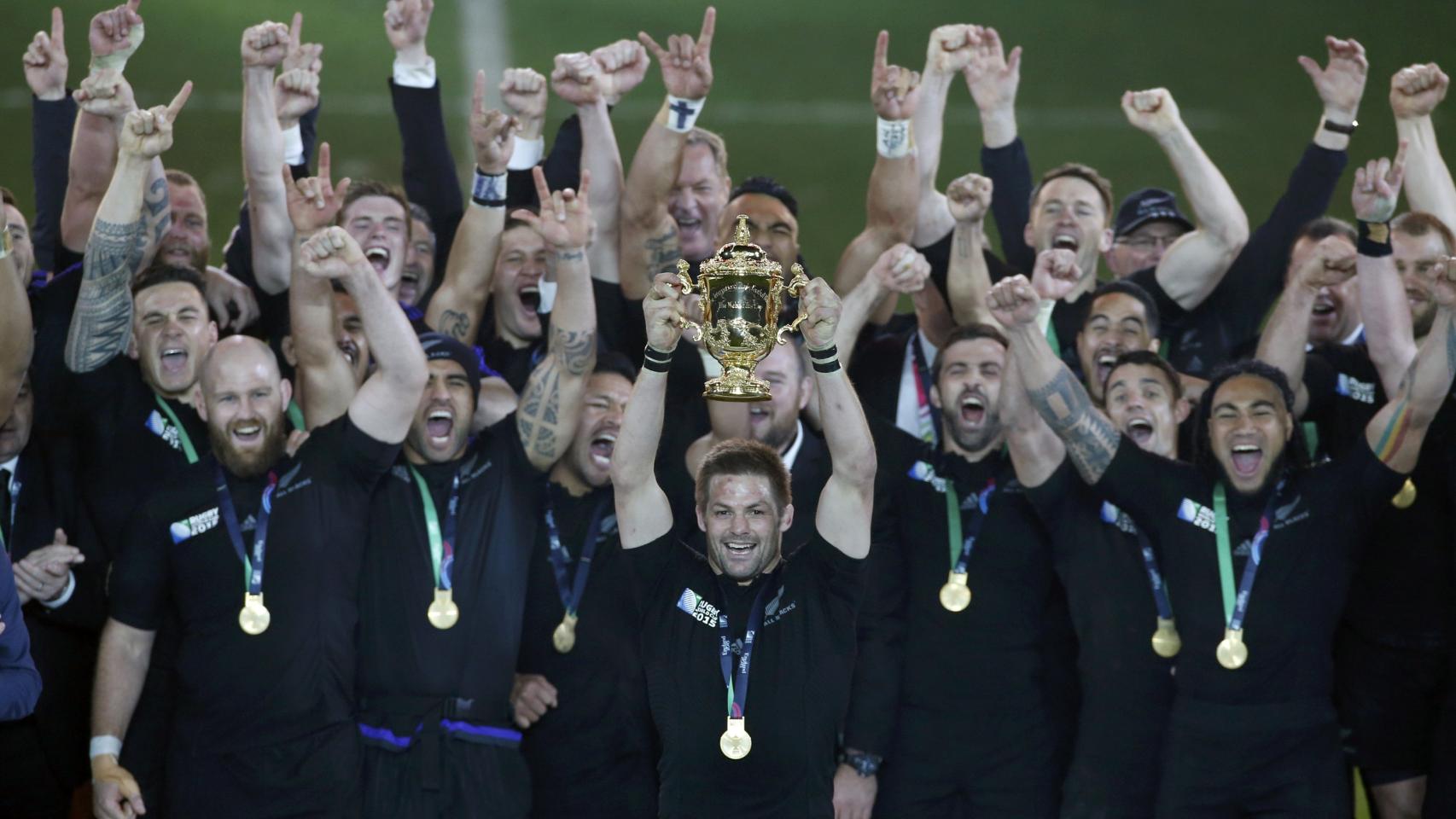Richie McCaw levanta la tercera Copa Webb Ellis de Nueva Zelanda en rugby.