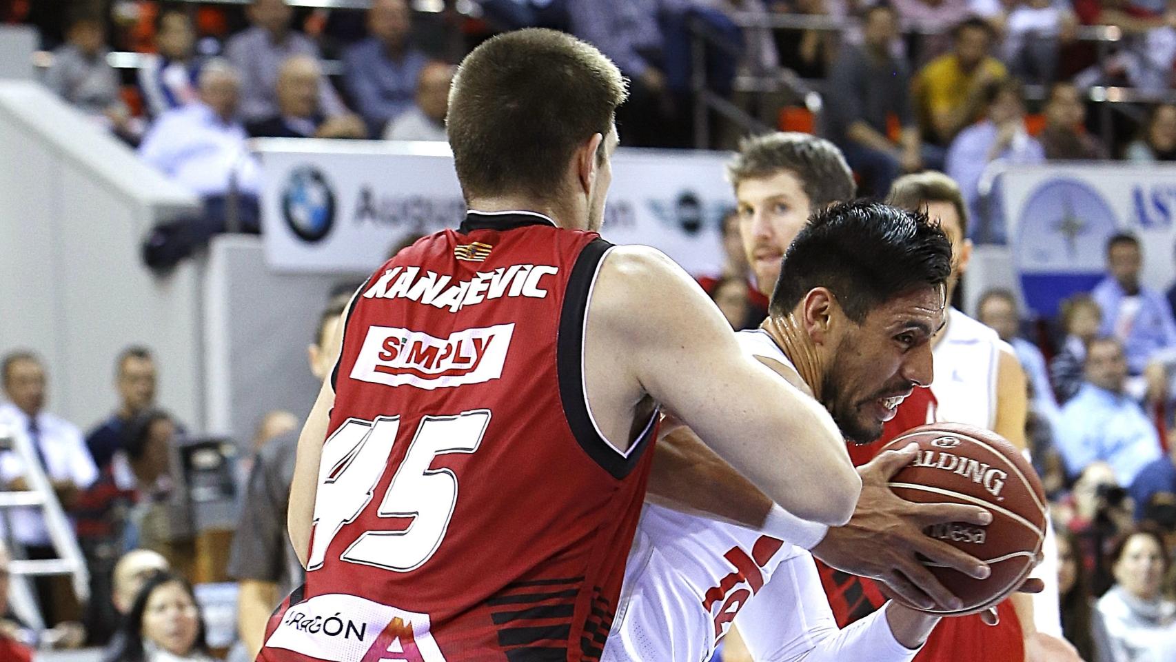 Gustavo Ayón intenta zafarse de Kanacevic durante el Real Madrid-CAI Zaragoza.