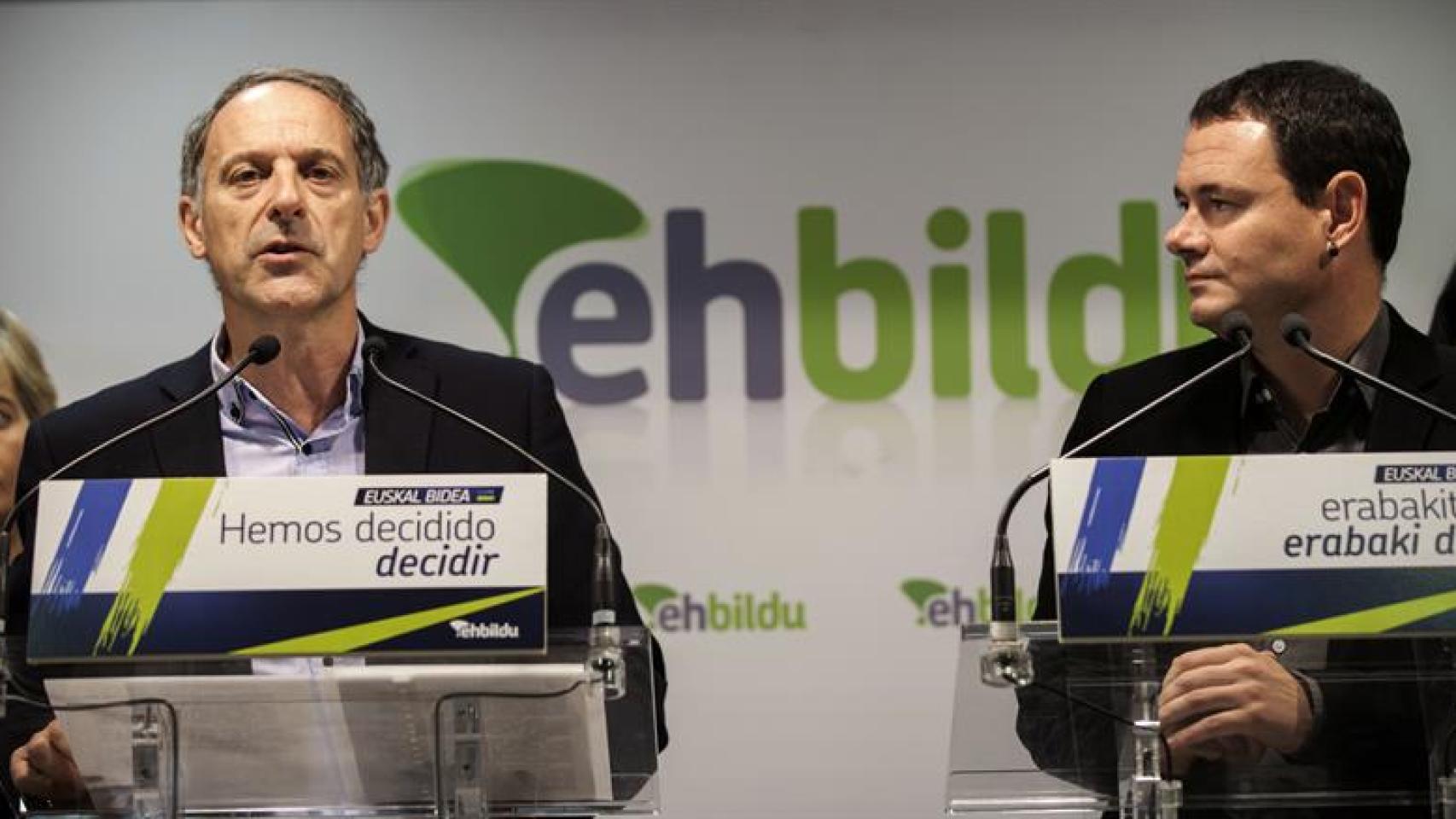Adolfo Araiz, de Bildu y el presidente de Sortu, Hasier Arraiz, durante una rueda de prensa en Vitoria.