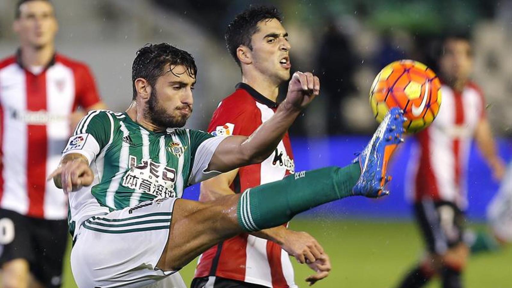Piccini despeja el balón durante el Betis - Athletic,