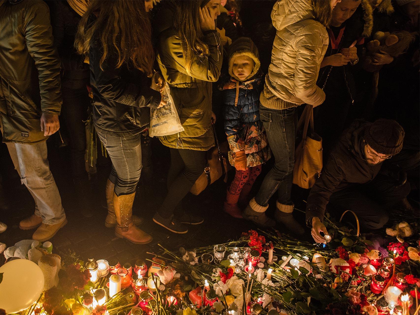 Velas y rosas en San Petersburgo por las víctimas.