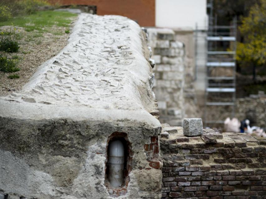 Cubierta y desagüe de la muralla después de la intervención.
