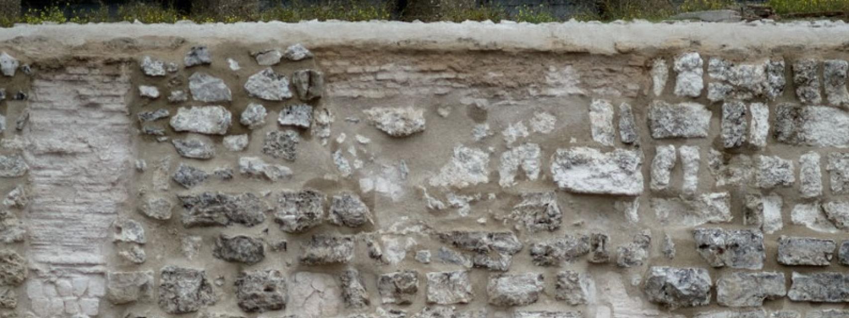 Detalle de la nueva muralla cementada.