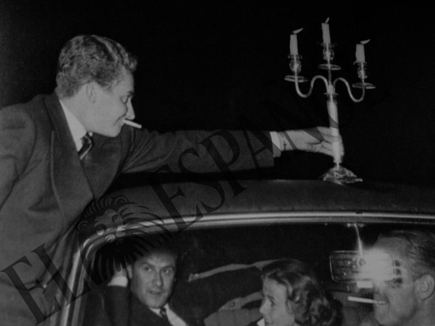 Esta fotografía, de un joven Juan Carlos , está incluida en el libro que CSW le dedicó al comprador.