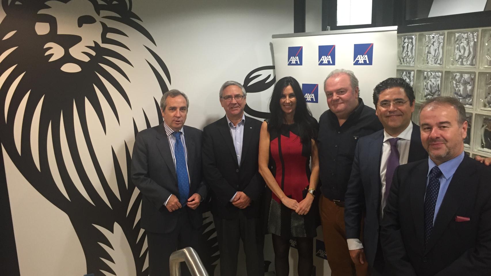 Eva Fernández y Jean-Paul Rignault posan junto a los accionistas en el palco de EL ESPAÑOL.