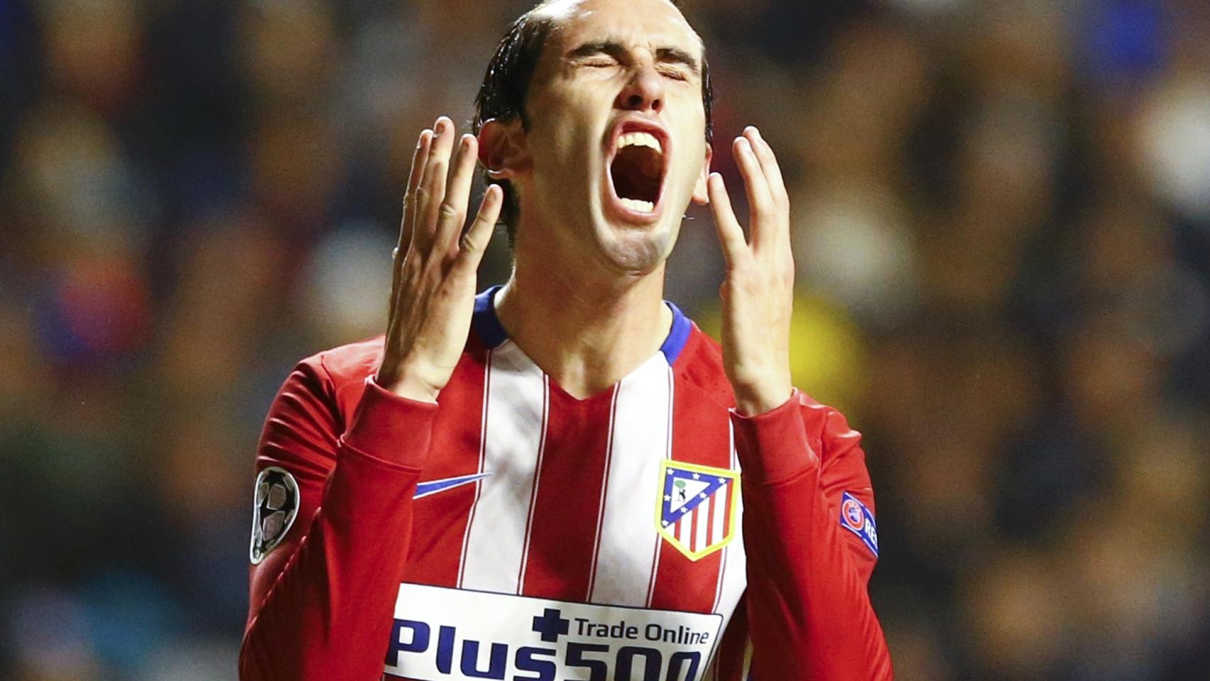 Godín lamenta una ocasión durante el encuentro.