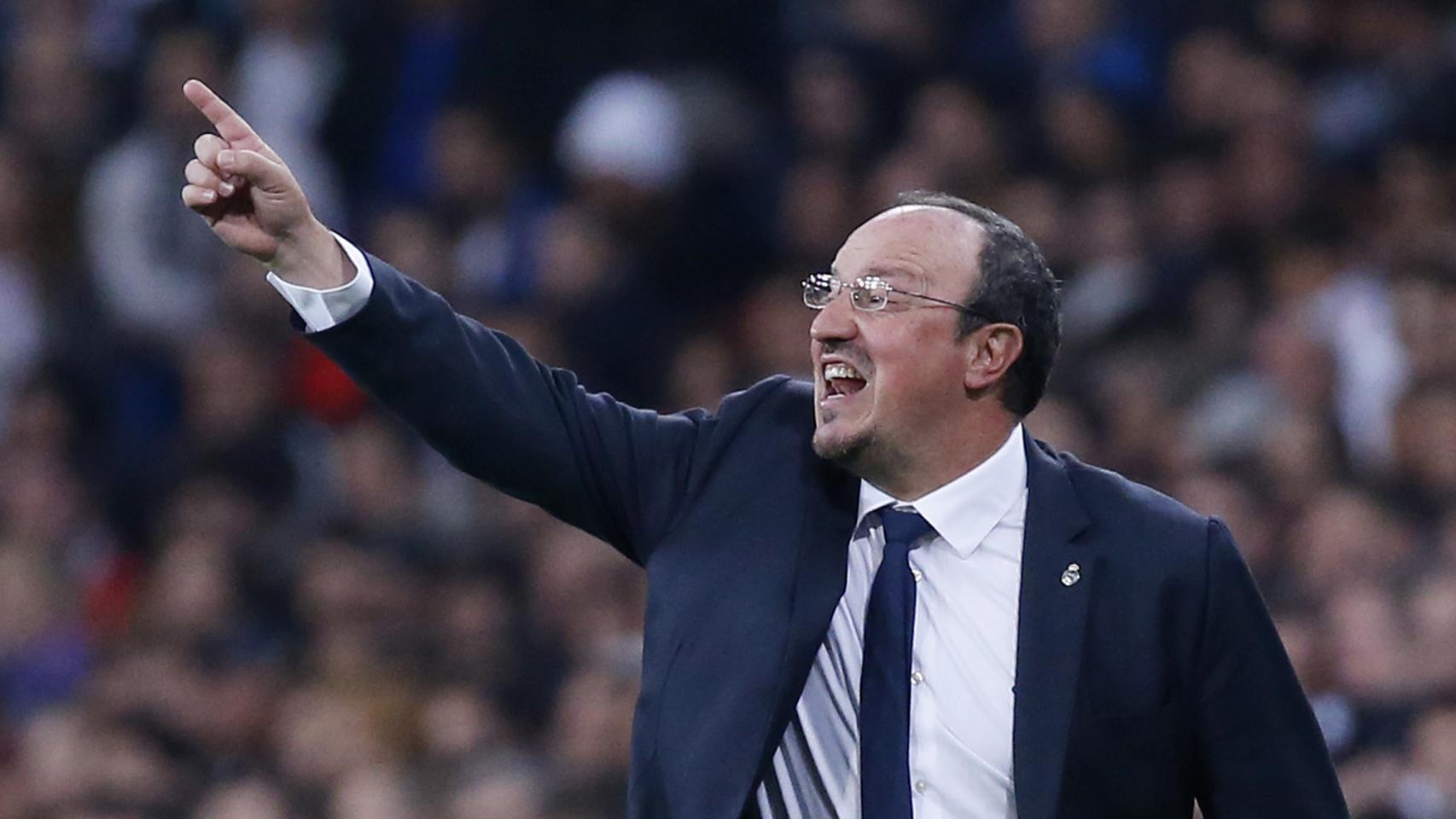 Rafa Benítez da instrucciones durante el encuentro.