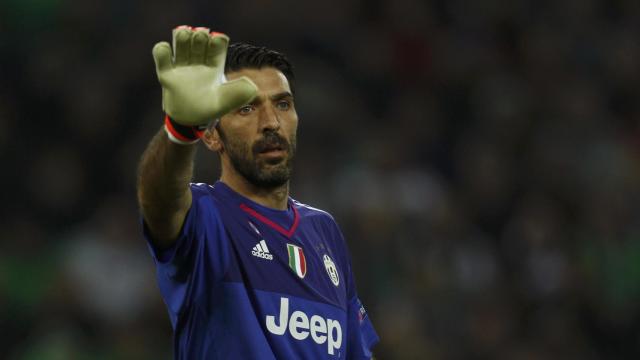 Buffon da instrucciones durante el encuentro en Moenchengladbach.