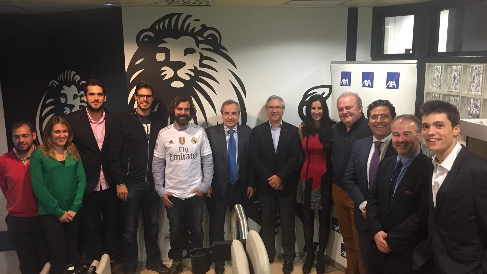 La CEO de EL ESPAÑOL, Eva Fernández, junto al CEO de AXA Jean-Paul Rignault a su derecha y los accionistas.