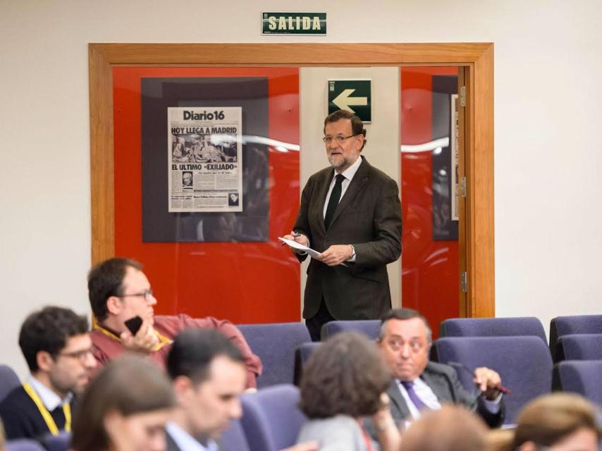 El presidente del Gobierno está centrado en sofocar el fuego catalán.