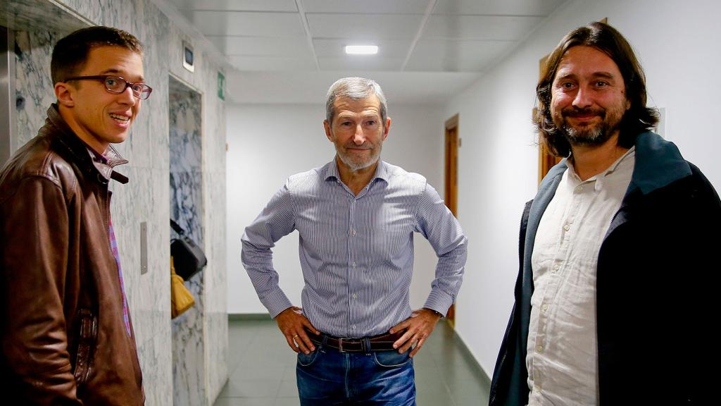 El general Rodríguez, junto a los líderes de Podemos, Íñigo Errejón y Rafa Mayoral, en una foto de archivo.
