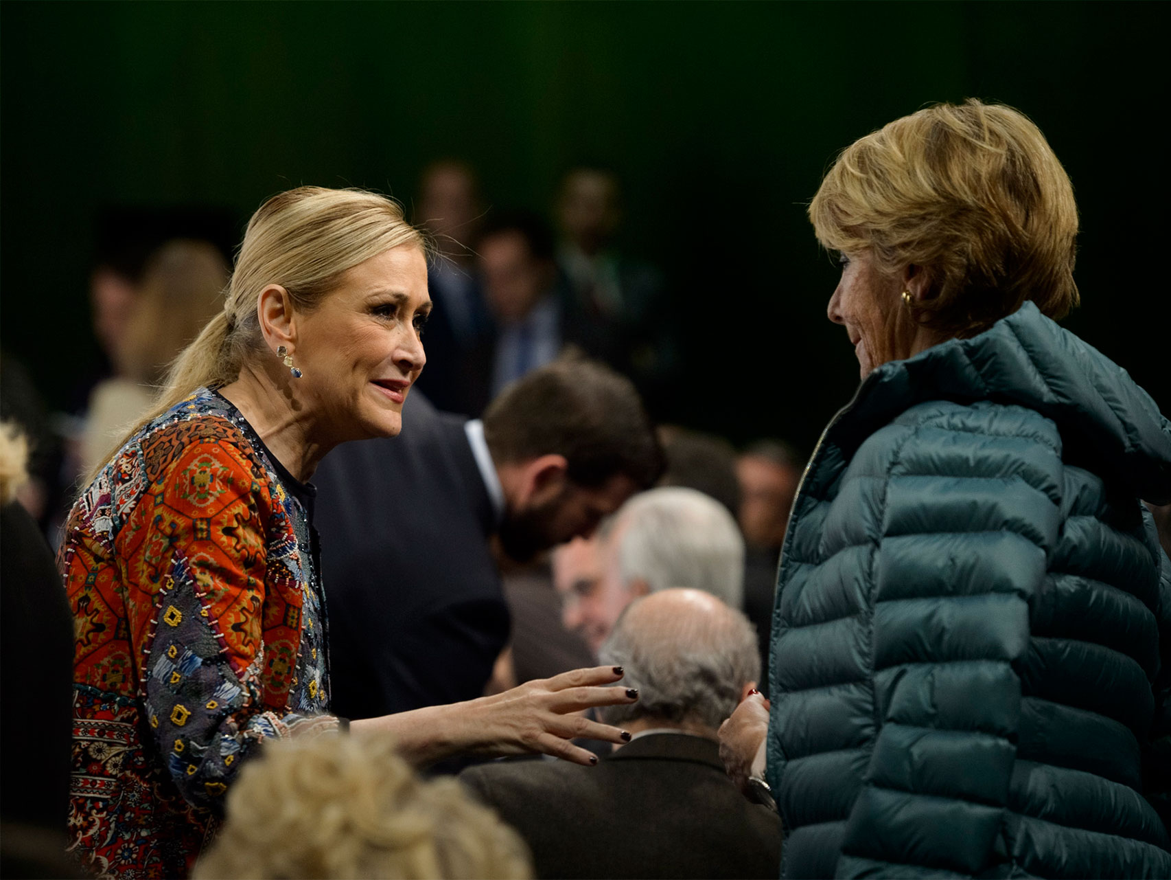 Cifuentes y Aguirre conversan a su llegada al acto.