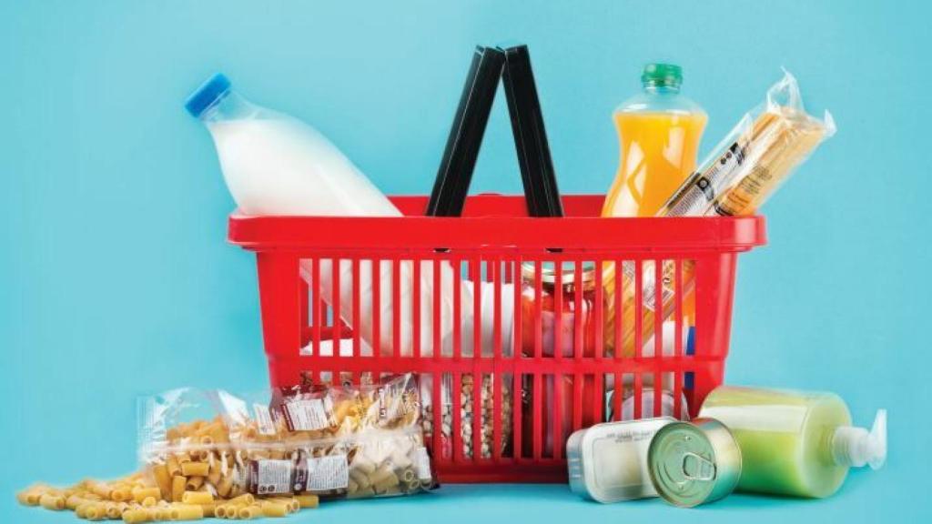 Una cesta con productos del 'súper'