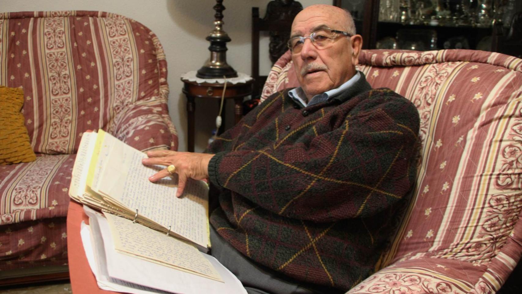 Frutos Heredero, con las cartas que se escribió con su mujer desde el Sáhara.