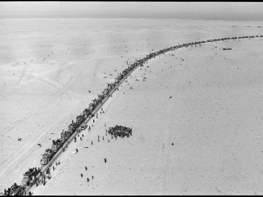 Varias hileras de personas atravesaron la frontera saharaui para entrar en territorio español.