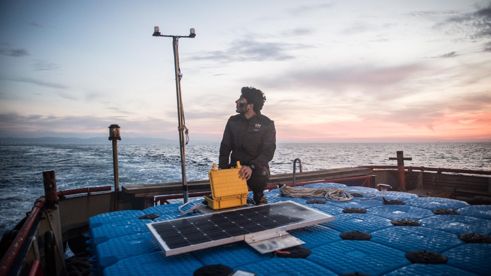 Finalizando los preparativos antes de lanzar la plataforma al mar.