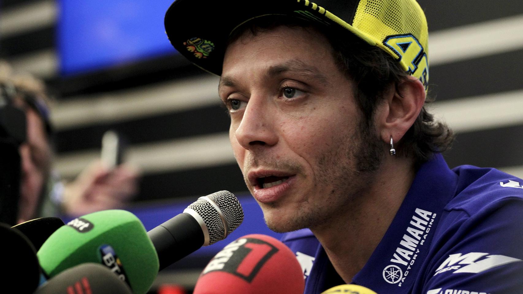 Valentino Rossi atiende a los medios en Valencia.