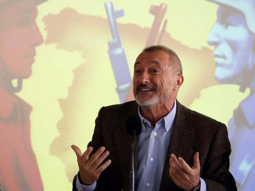 El escritor en un momento de la rueda de prensa.