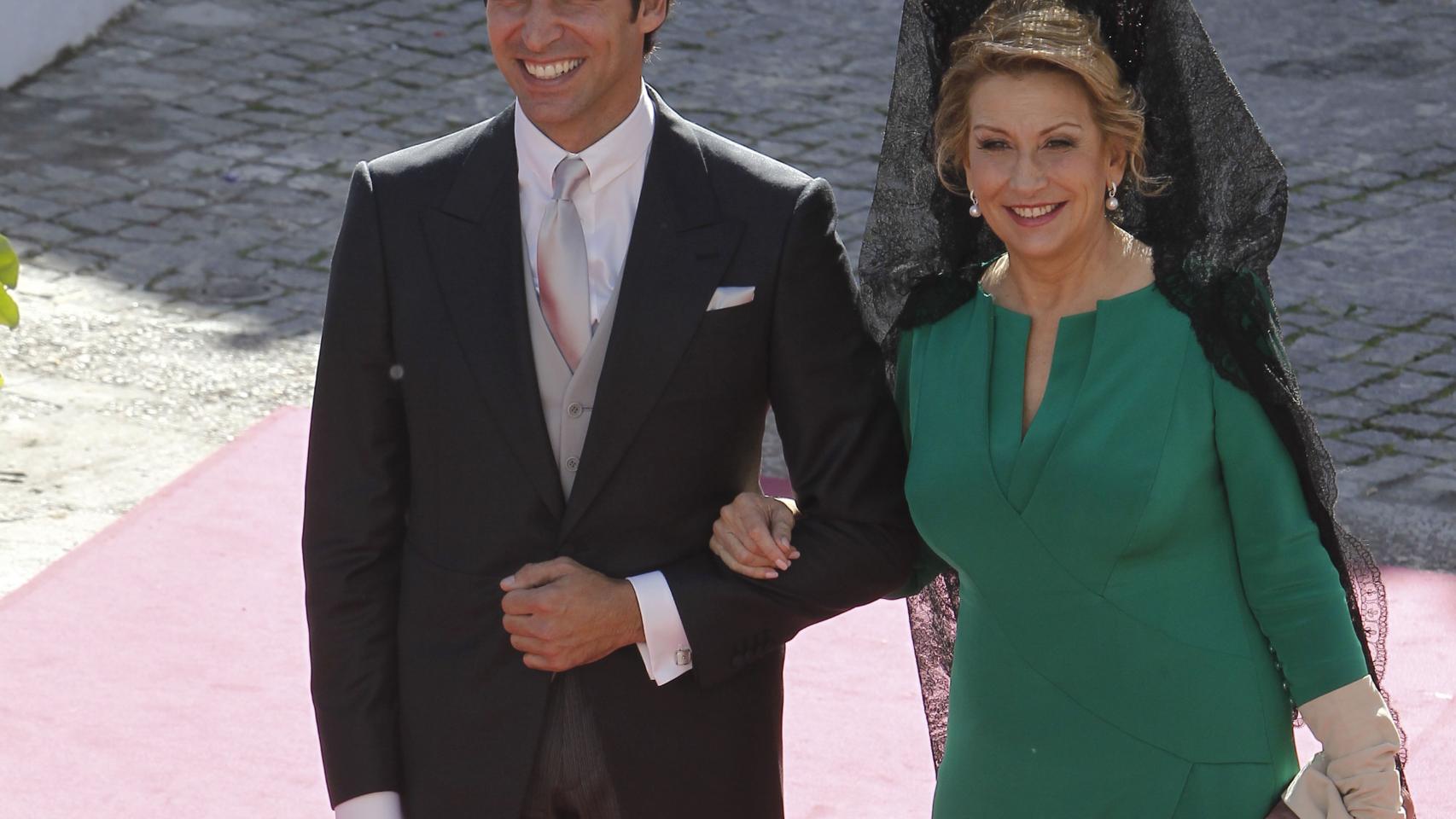 Cayetano ha llegado del brazo de su suegra y madrina, Encarna