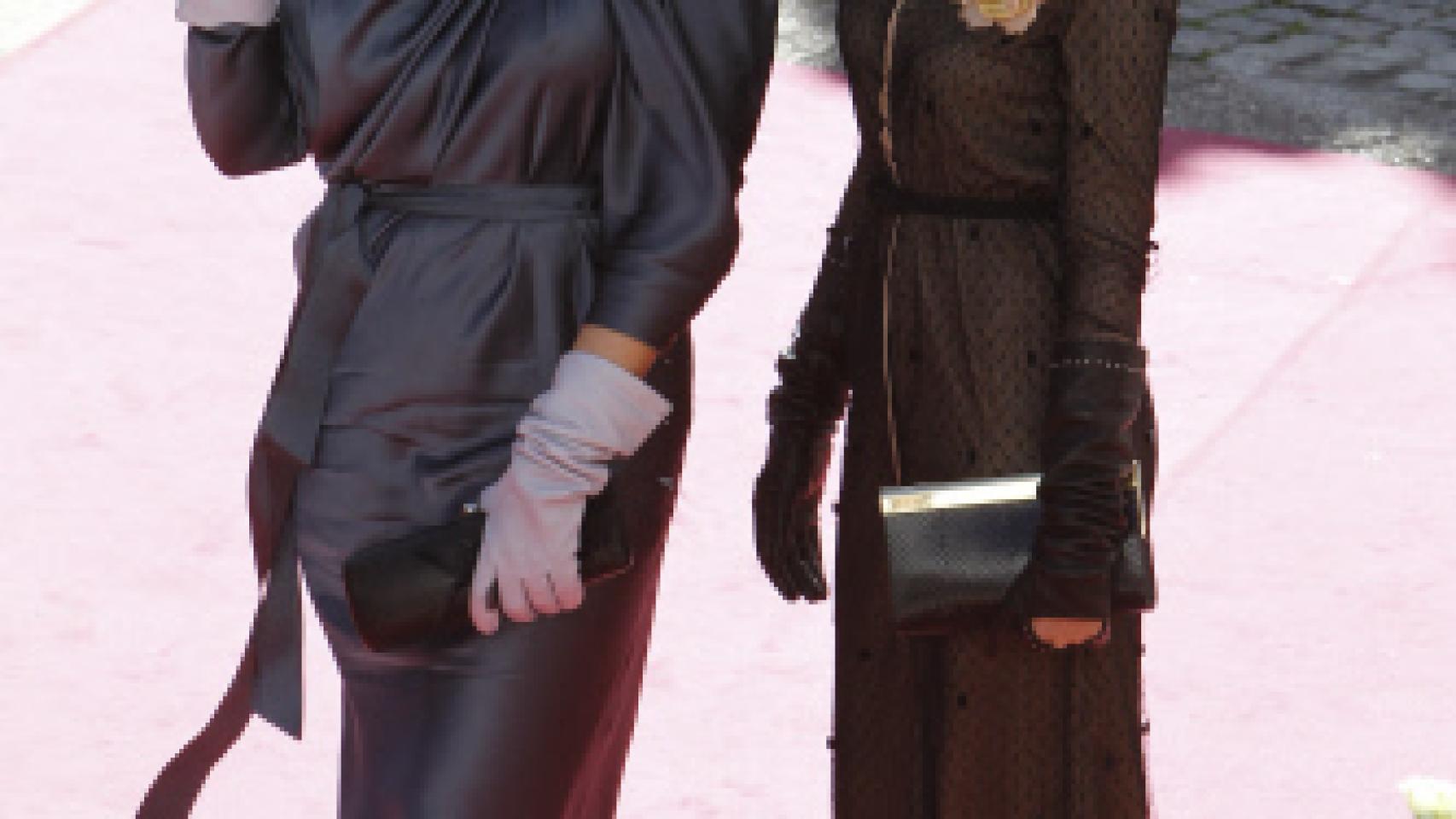 Vicky Martín Berrocal y su hermana, Rocío posan antes de la ceremonia