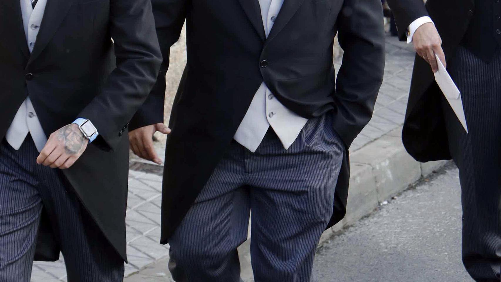 Kiko Rivera ¿junto a su gemelo? en la entrada de la iglesia.