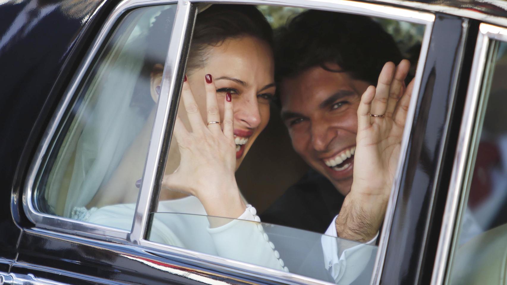 Eva y Cayetano muestran felices las alianzas camino del banquete