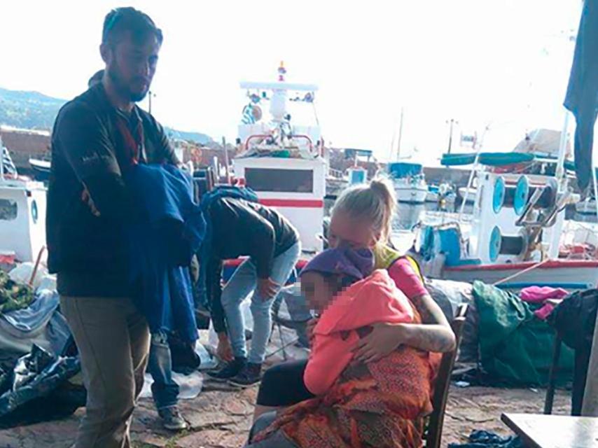 Charlotte Vestli abraza a la pequeña Najam, en el puerto de Molyvos.