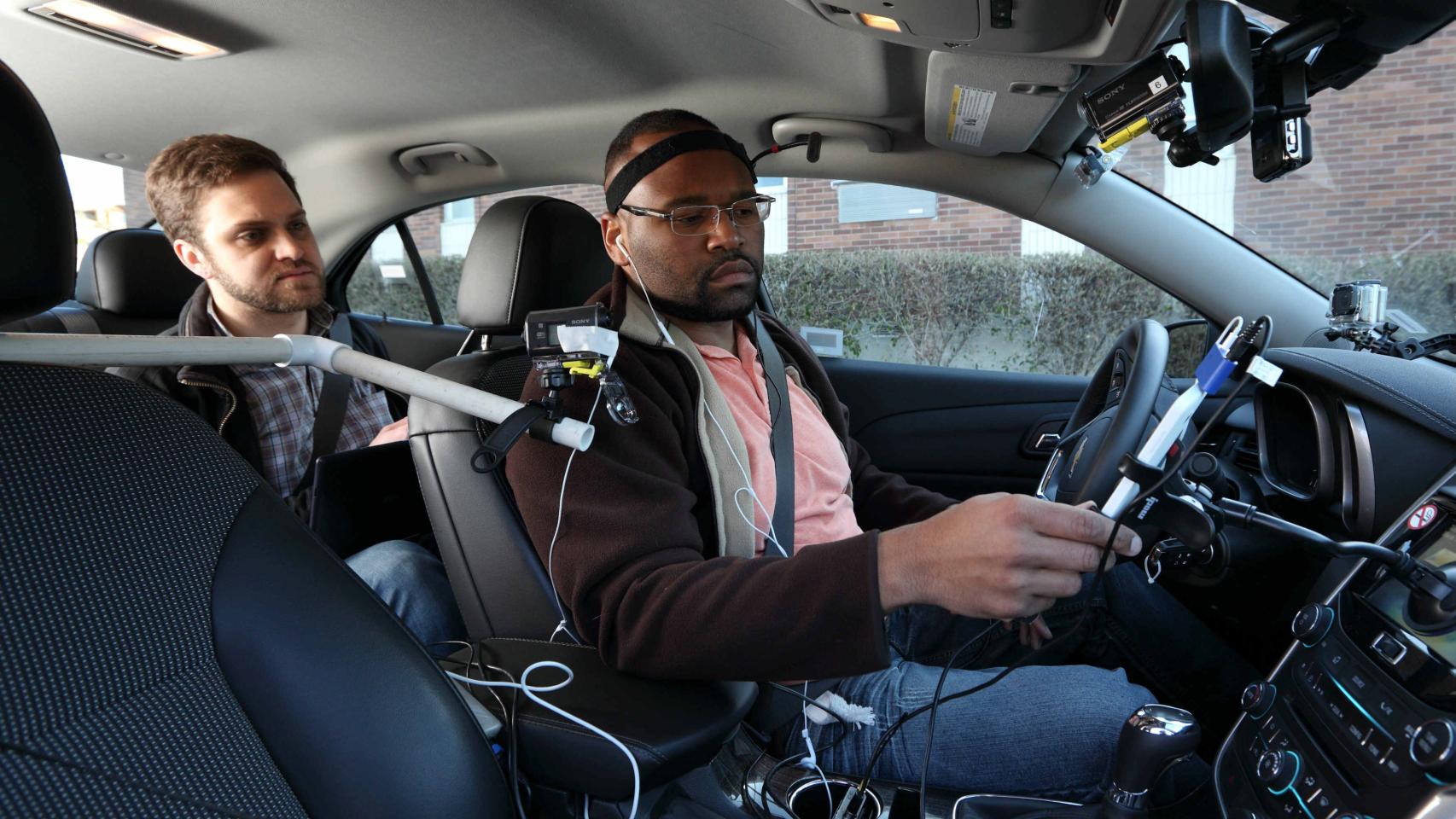 Al volante, todas las distracciones sobran.