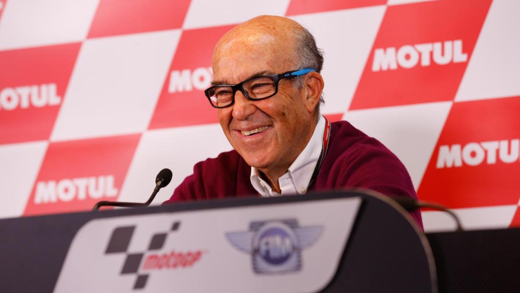 Ezpeleta, CEO de Dorna, atiende a los medios de comunicación.