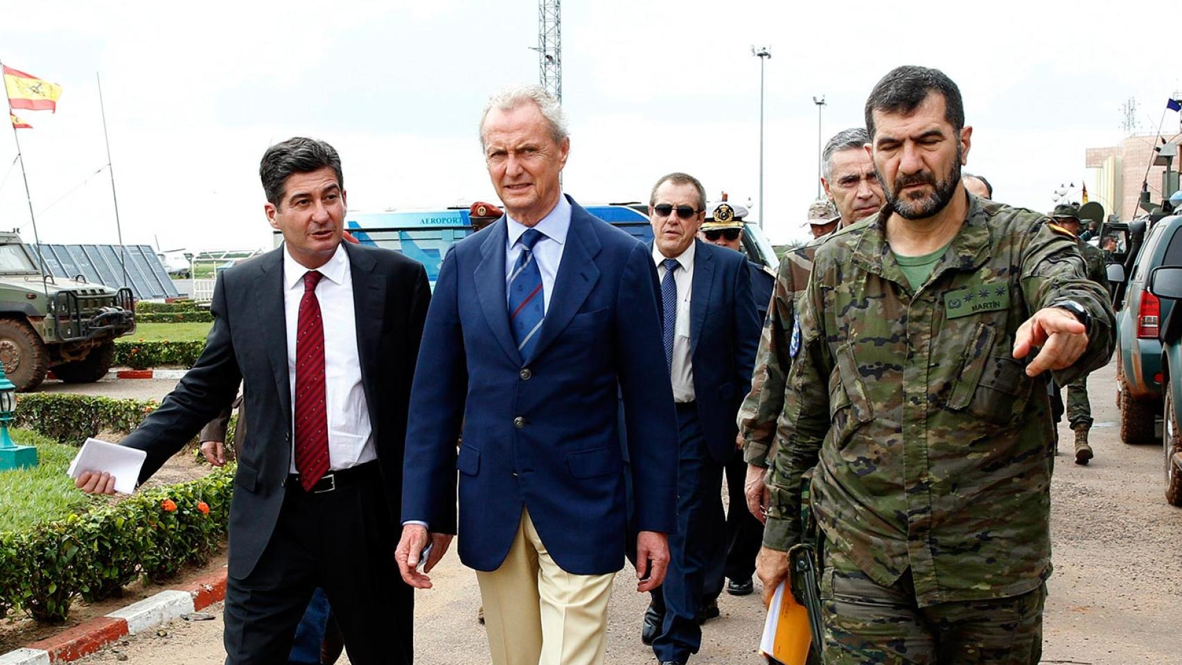 El coronel Martín (a la derecha) acompaña al ministro Morenés en una visita a Bangui.