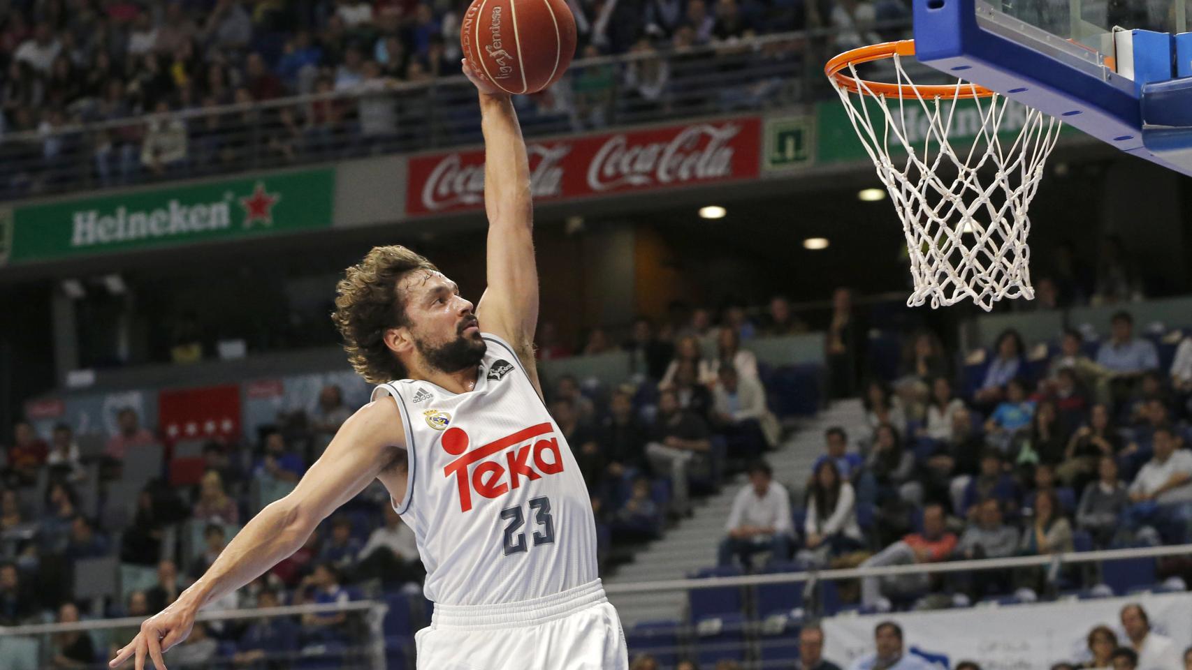 Sergio Llull machaca la canasta durante el Estudiantes-Real Madrid de la ACB.