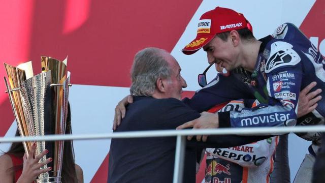 El Rey Emérito, don Juan Carlos, felicita a Lorenzo.