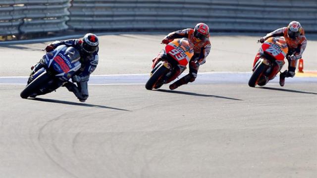 Lorenzo, Márquez y Rossi, durante la carrera.
